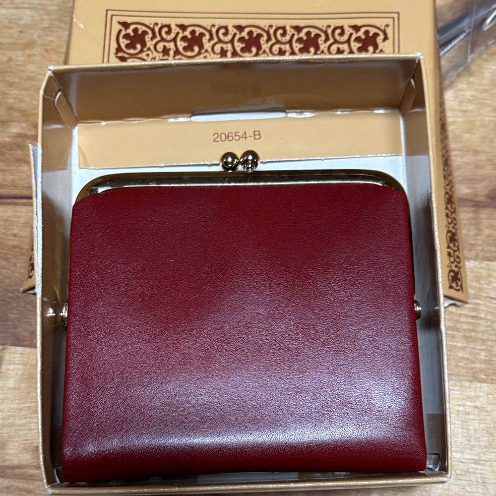 Buxton vintage rare Women's Red Leather Wallet NEW - Picture 2 of 13